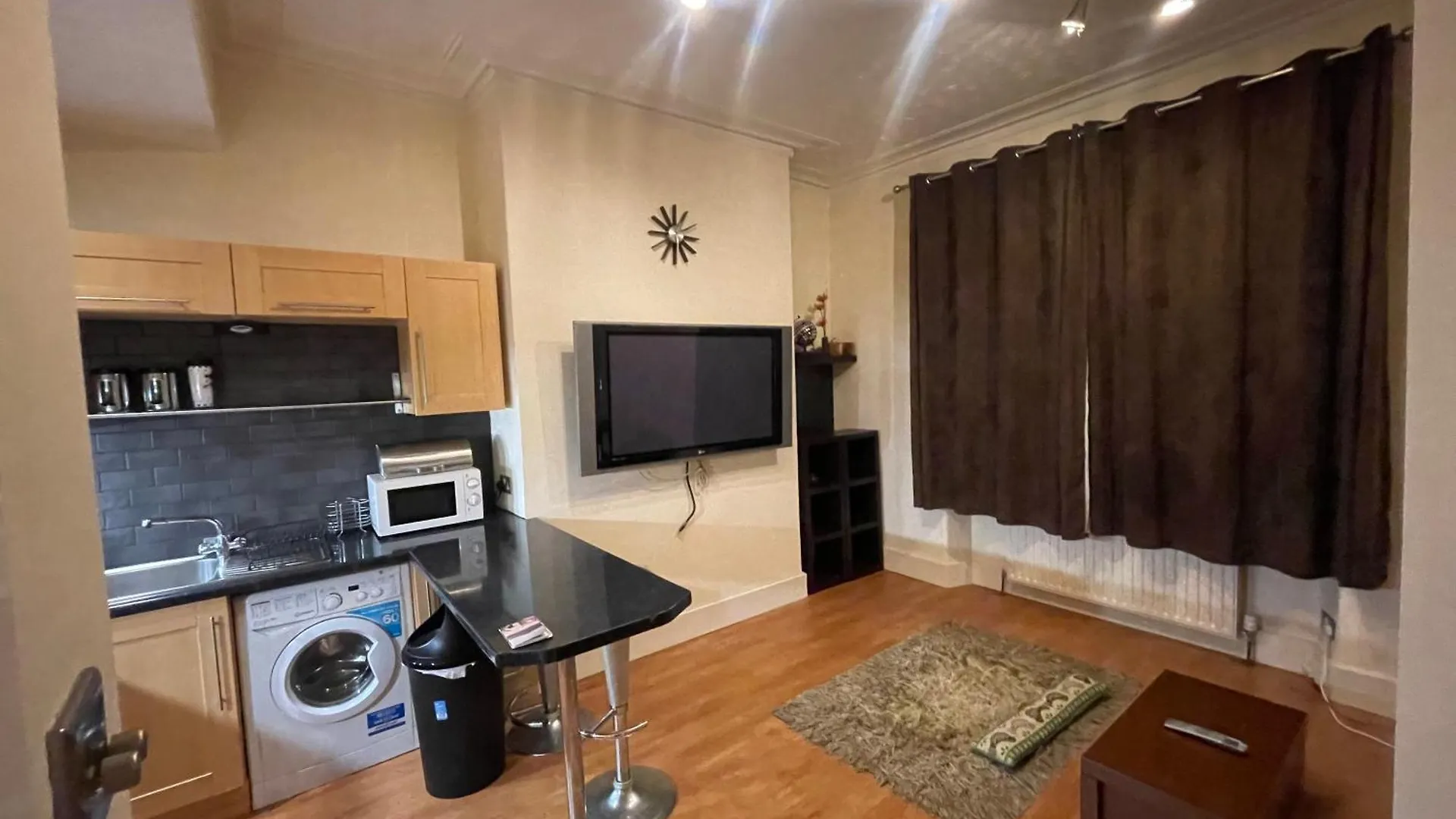 Wallfield Simple And Descent Apartment 애버딘